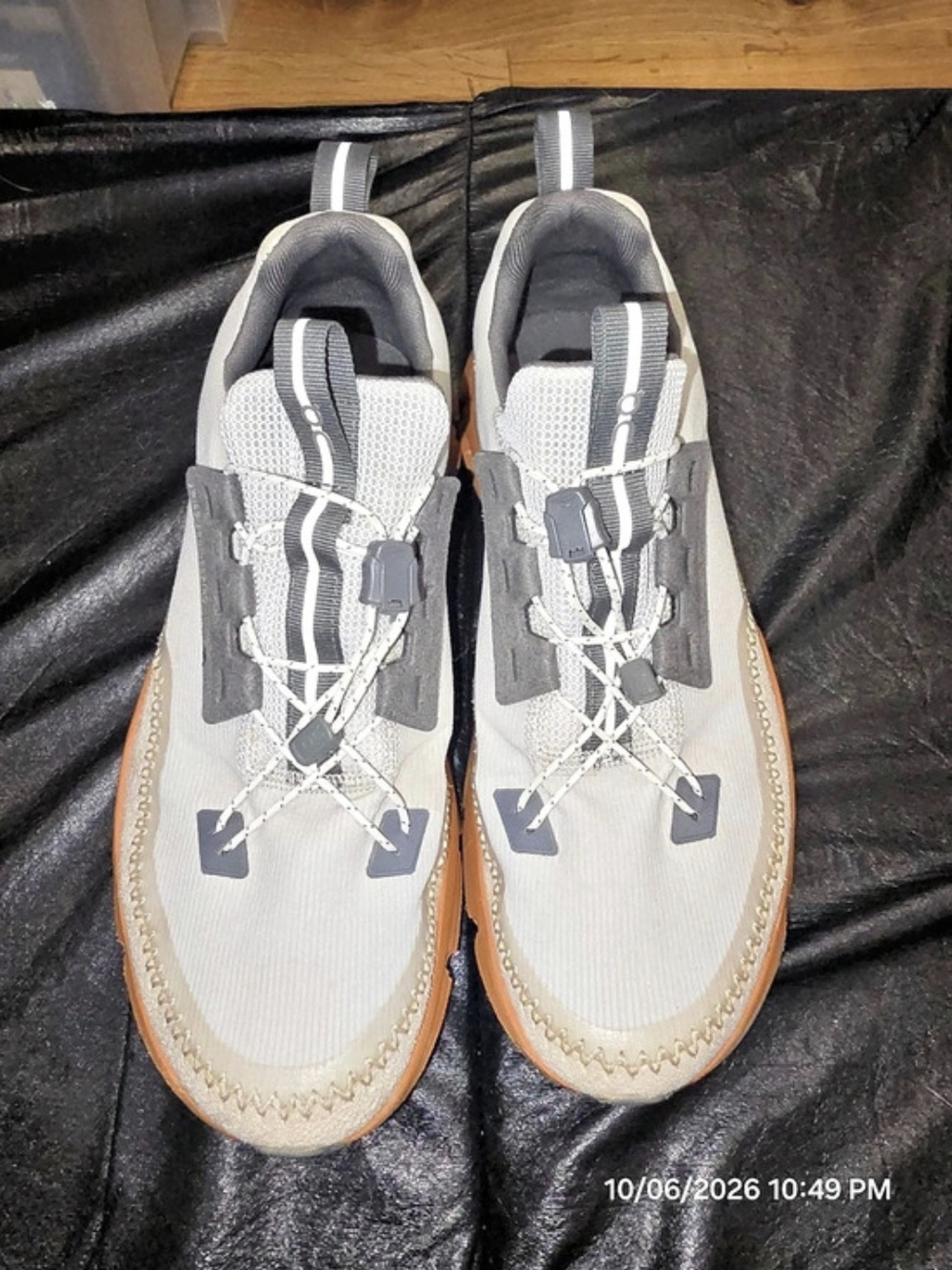 On Cloudaway Women’s 11 / Men’s 9.5 – Gray Cream Gum – Outdoor Travel Sneakers